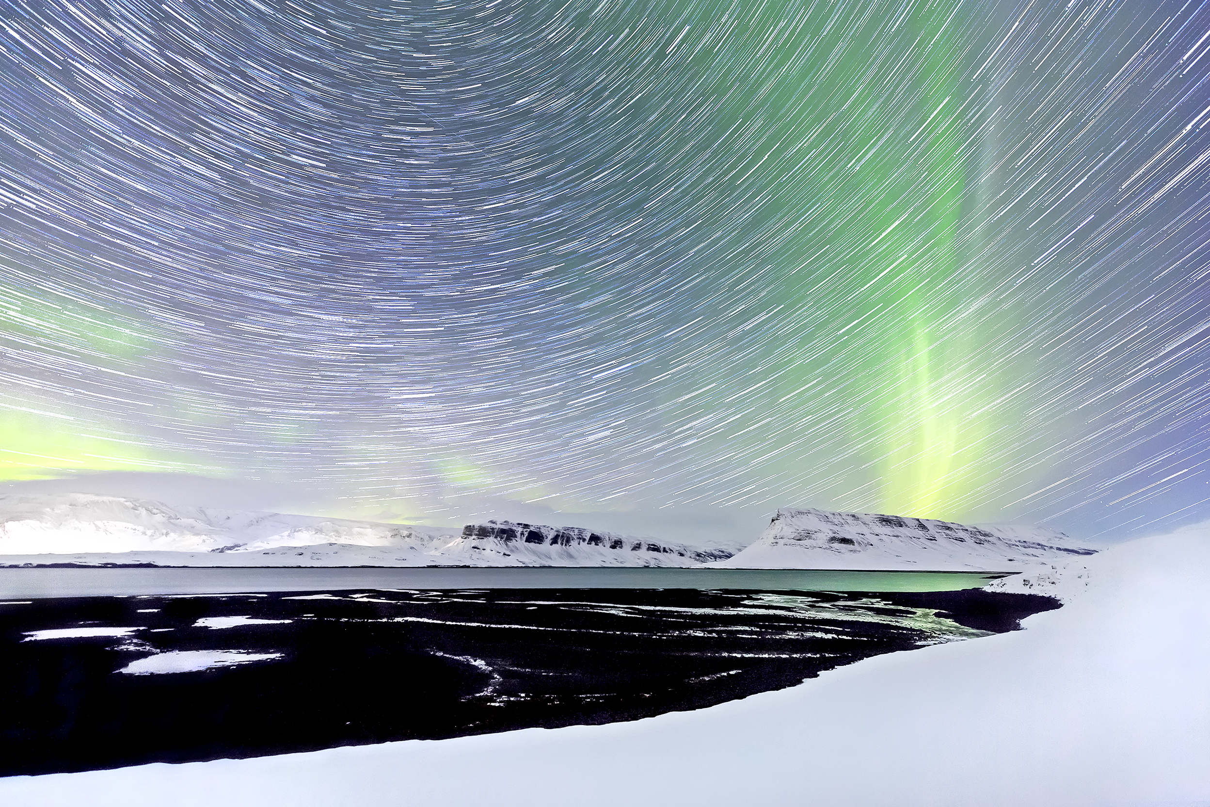 Long-exposure aurora over Iceland revealing the recursive motion of light